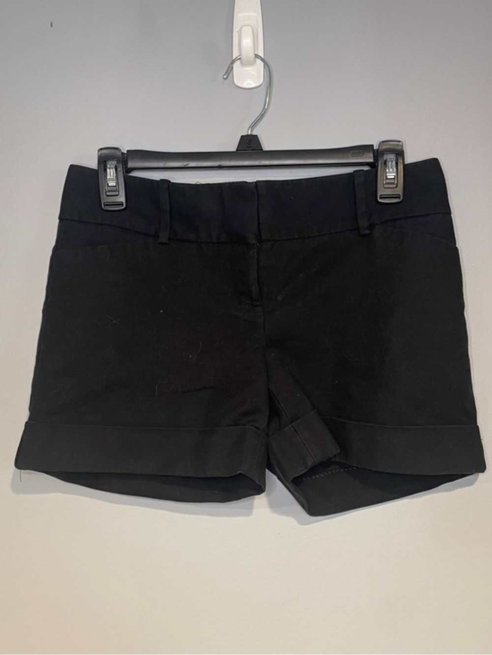 The Limited Drew fit shorts Low rise Women’s Size 2 black cotton spandex Cuffed